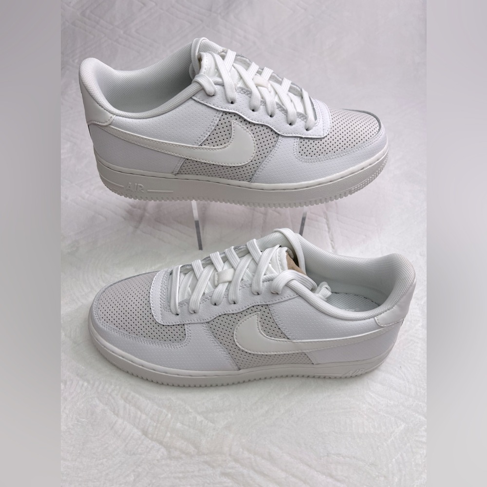 110: Nike Air Force 1 LV8 (GS) Summit White/ Summit White Size: 4.5Y 820438110